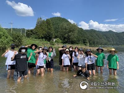 중앙내수면연구소에서는 2023년 천연기념물 제259호 어름치의 금강 수계내 복원 위하여 금산군민들과 함께 방류행사를 금강 상류지역에서 실시하였음(23.08.21) 사진 섬네일