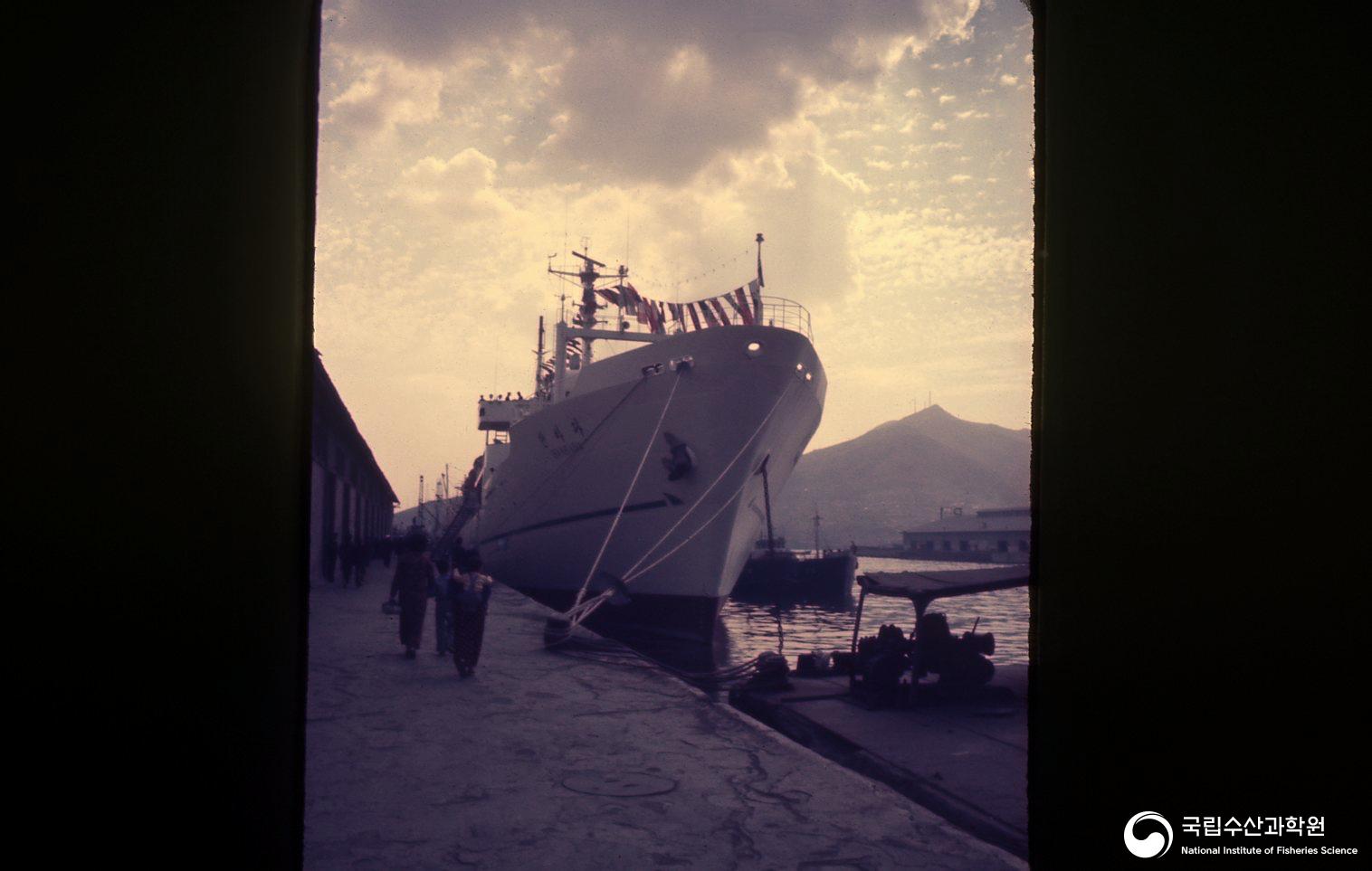 정박중인 한바다호(한국해양대학교, 1980년대) 사진