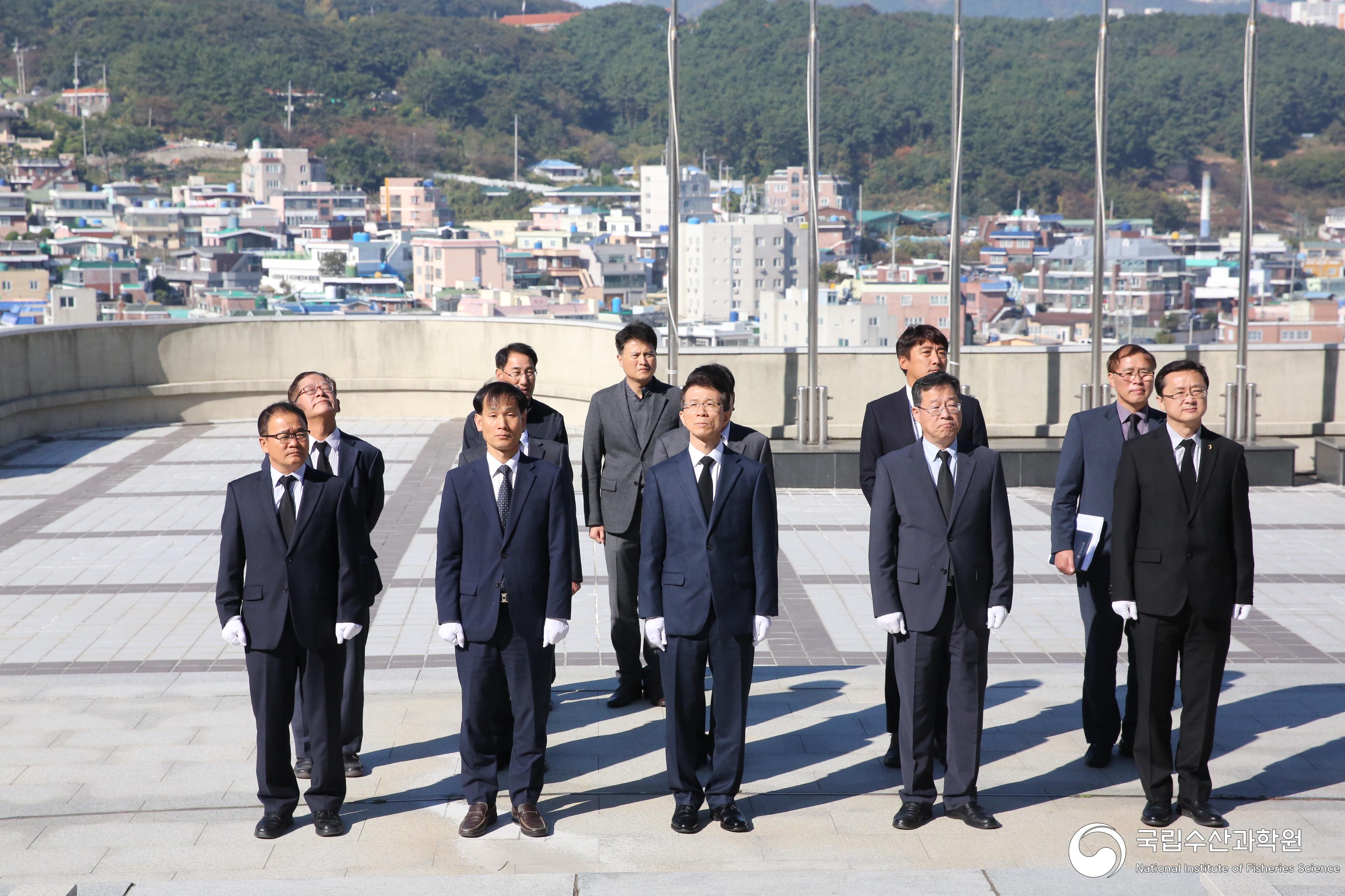 41대 서장우 원장 순직선원 위령탑 방문 사진