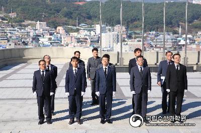 41대 서장우 원장 순직선원 위령탑 방문 사진 섬네일