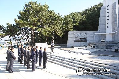 41대 서장우 원장 순직선원 위령탑 방문 사진 섬네일