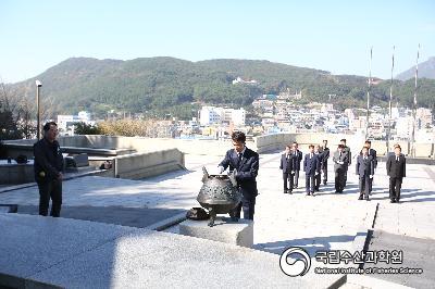 41대 서장우 원장 순직선원 위령탑 방문 사진 섬네일